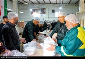 پخت غذای گرم برای آسیب دیدگان حملات آمریکایی صهیونیستی