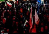 حضور متفاوت مردم قروه در کف میدان/هر نفر موشکی به قلب دشمن+فیلم