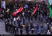 برگزاری مراسم سینه‌زنی سنتی در میدان امام بوشهر در اجتماع شبانه