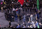 برگزاری مراسم سینه‌زنی سنتی در میدان امام بوشهر در اجتماع شبانه