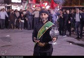 برگزاری مراسم سینه‌زنی سنتی در میدان امام بوشهر در اجتماع شبانه