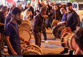 برگزاری مراسم سینه‌زنی سنتی در میدان امام بوشهر در اجتماع شبانه