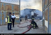مهار حادثه آتش سوزی انبار پلاستیک - قم