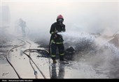 مهار حادثه آتش سوزی انبار پلاستیک - قم