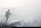 مهار حادثه آتش سوزی انبار پلاستیک - قم