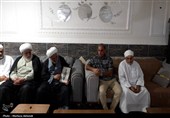 دیدار نماینده ولی فقیه در هرمزگان با خانواده شهید دانش آموز اهل سنت