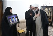 دیدار امام جمعه سمنان با خانواده‌های معظم شهدا در شهر دیباج