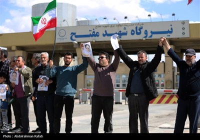 سلسلة بشریة تحیط بمحطة الشهید مفتح للطاقة فی همدان