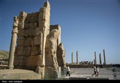 گردشگران در مجموعه جهانی تخت جمشید