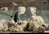 گردشگران در مجموعه جهانی تخت جمشید