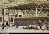گردشگران در مجموعه جهانی تخت جمشید