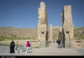 گردشگران در مجموعه جهانی تخت جمشید