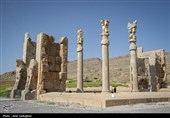 گردشگران در مجموعه جهانی تخت جمشید