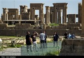 گردشگران در مجموعه جهانی تخت جمشید