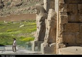 گردشگران در مجموعه جهانی تخت جمشید