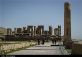 گردشگران در مجموعه جهانی تخت جمشید