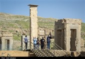 گردشگران در مجموعه جهانی تخت جمشید