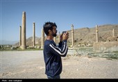 گردشگران در مجموعه جهانی تخت جمشید
