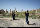 گردشگران در مجموعه جهانی تخت جمشید