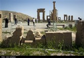 گردشگران در مجموعه جهانی تخت جمشید