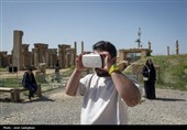 گردشگران در مجموعه جهانی تخت جمشید