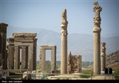 گردشگران در مجموعه جهانی تخت جمشید