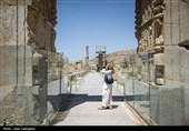 گردشگران در مجموعه جهانی تخت جمشید