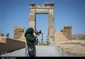 گردشگران در مجموعه جهانی تخت جمشید