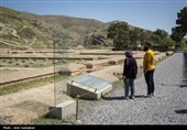 گردشگران در مجموعه جهانی تخت جمشید