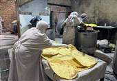 حماسه زنان آیسک در پشتیبانی از جبهه‌ها؛ پخت 35 هزار قرص نان+عکس
