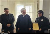 تجلیل از بانوی عضو تیم‌ملی فوتبال ایران در قروه+تصاویر