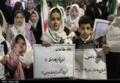 کلاس‌هایی که بوی دلتنگی می‌دهند؛ مشق همدلی دانش‌آموزان عجب‌شیر در اربعین شهدای میناب