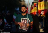 امروز در مراسم عزاداری چهلمین روز شهادت رهبر انقلاب در تهران طیف های مختلفی از مردم عزادار و پیروان راه امام شهیدشان حضور داشتند