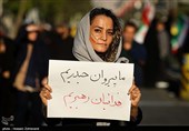 امروز در مراسم عزاداری چهلمین روز شهادت رهبر انقلاب در تهران طیف های مختلفی از مردم عزادار و پیروان راه امام شهیدشان حضور داشتند