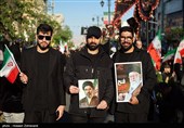 امروز در مراسم عزاداری چهلمین روز شهادت رهبر انقلاب در تهران طیف های مختلفی از مردم عزادار و پیروان راه امام شهیدشان حضور داشتند