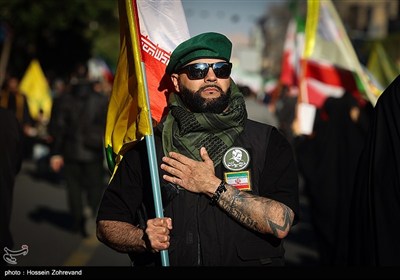 امروز در مراسم عزاداری چهلمین روز شهادت رهبر انقلاب در تهران طیف های مختلفی از مردم عزادار و پیروان راه امام شهیدشان حضور داشتند