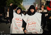 امروز در مراسم عزاداری چهلمین روز شهادت رهبر انقلاب در تهران طیف های مختلفی از مردم عزادار و پیروان راه امام شهیدشان حضور داشتند