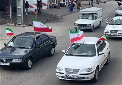 اهتزاز پرچم عزت در رژه باشکوه خودرویی اهر