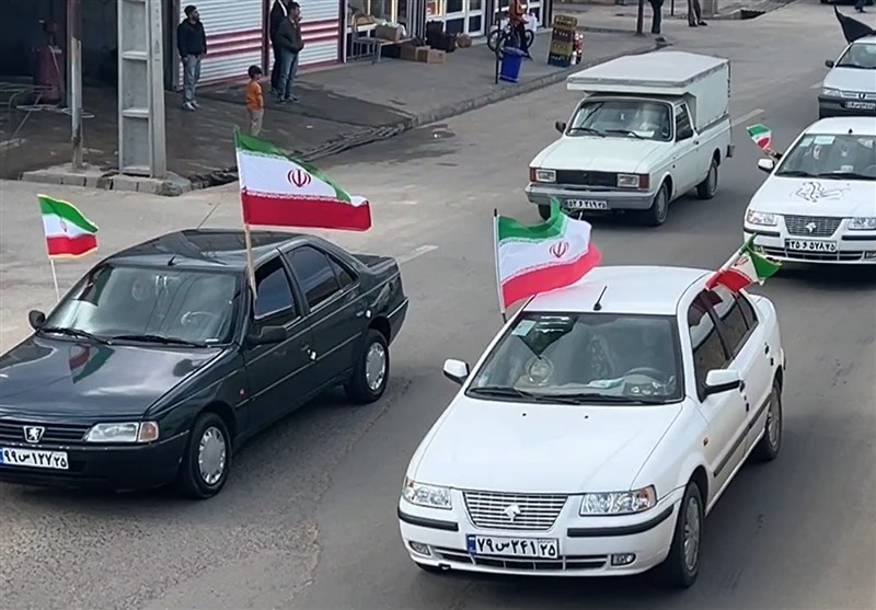 اهتزاز پرچم عزت در رژه باشکوه خودرویی اهر