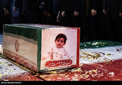 تشییع پیکر شهید 10 ماه به همراه خانواده