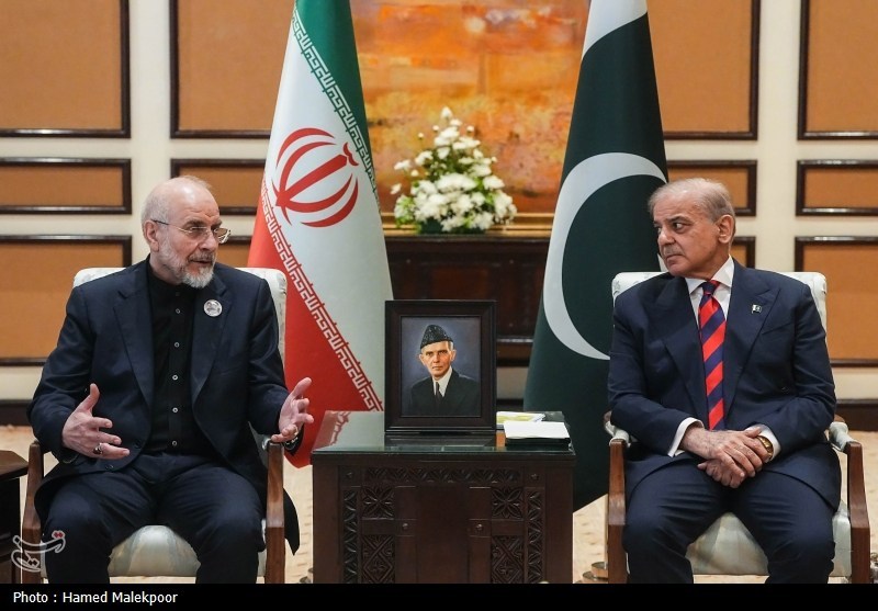 لقاء قاليباف مع رئيس وزراء باكستان قبيل بدء المفاوضات الإيرانية الأمريكية