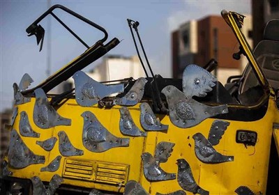 200 کبوتر روی اتوبوس موشک خورده/ ققنوس وار از خاکستر برمی‌خیزیم