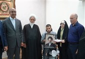 حسین محمدی قهرمانی که با قطع دو دست و دو پا لرزه بر تن استکبار انداخت