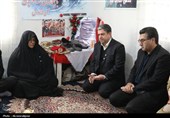 تقدیر استاندار اردبیل از صبر خانواده شهدای جنگ رمضان گرمی