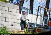 گروه های جهادی پای کار بازسازی خانه های آسیب دیده در جنگ