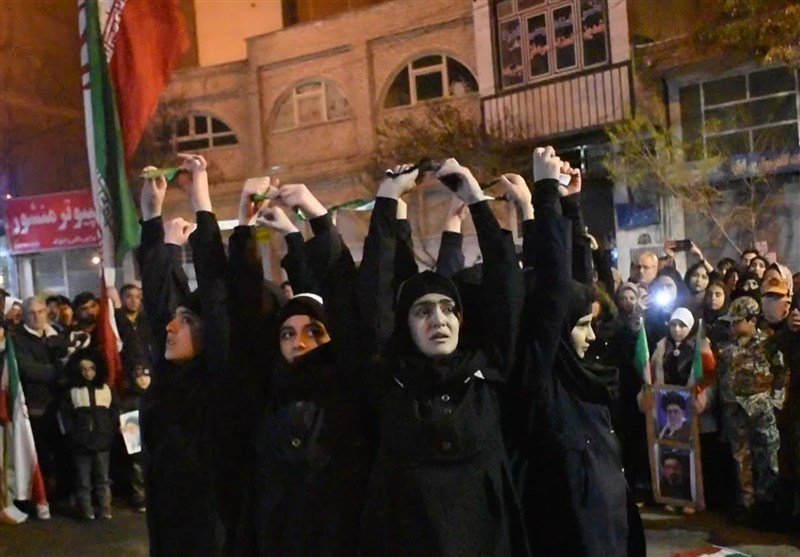 اجرای تئاتر حماسی در تجمعات شبانه مردم اهر