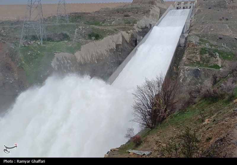 سد آزاد لبریز شد؛ خروش آب در بزرگترین سد ایران
