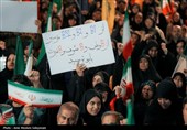 مشت‌های گره کرده کرمانی‌ها در حمایت از رهبری
