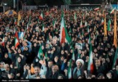 مشت‌های گره کرده کرمانی‌ها در حمایت از رهبری