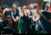 مشت‌های گره کرده کرمانی‌ها در حمایت از رهبری